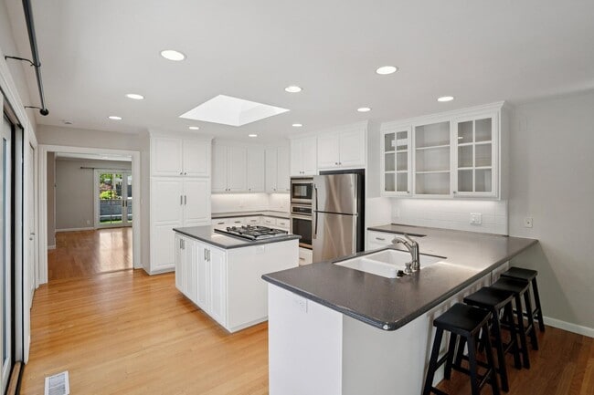 Building Photo - Spacious Home with Detached 1 bed 1 bath ADU in Los Altos!