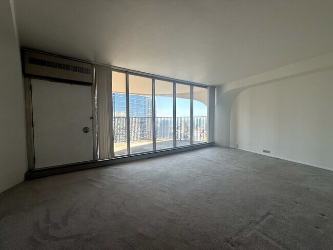 Building Photo - 300 N State St