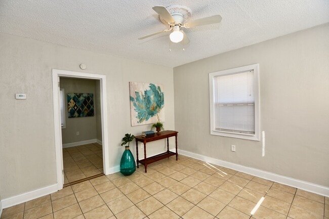 Building Photo - Cozy Cottage By The Sea!  3/2 Available 11...
