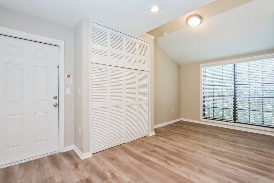Building Photo - 51 Dogwood Ln