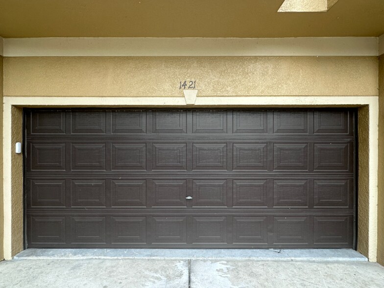 Building Photo - 1421 Pine Oak Trail