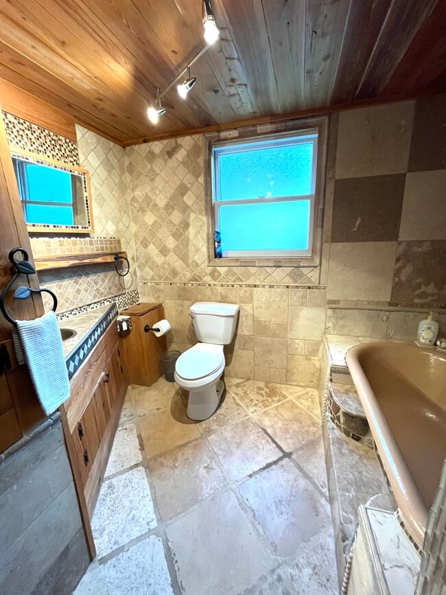 Building Photo - 1706 Mary St