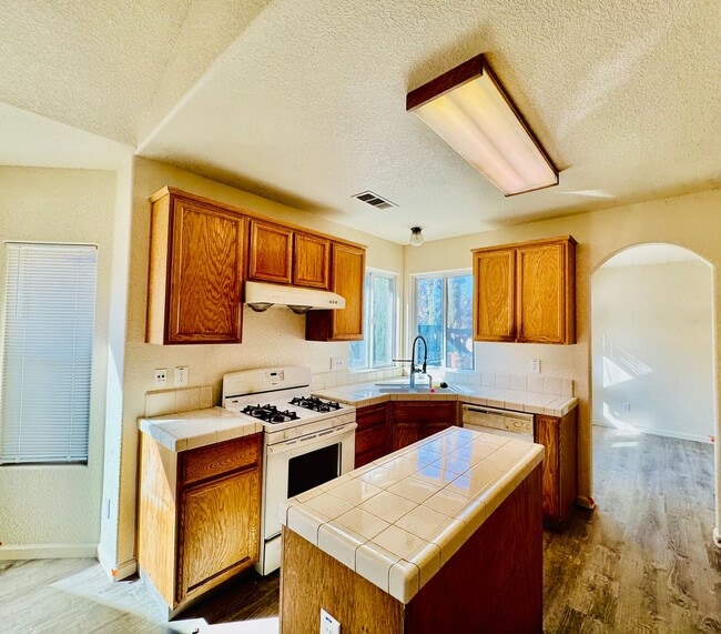 Building Photo - REDUCED!!! 4 Bedroom, 3 Bath Tri-Level Hom...