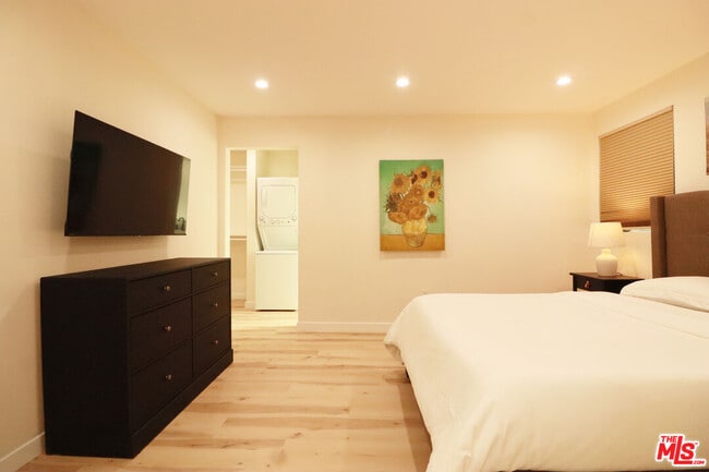 Building Photo - 9024 Phyllis Ave