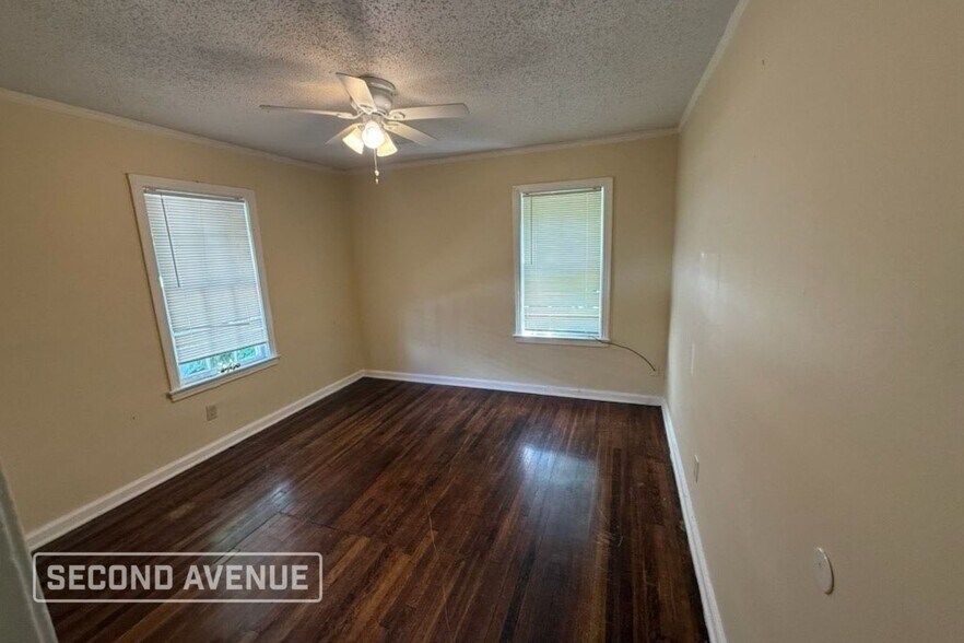 Building Photo - 2374 Larose Ave