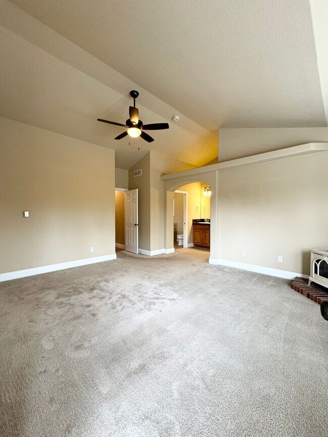 Building Photo - Stunning Executive 4 Bedroom 2 Bath Home in Northwest Loveland - 3-Car Garage!