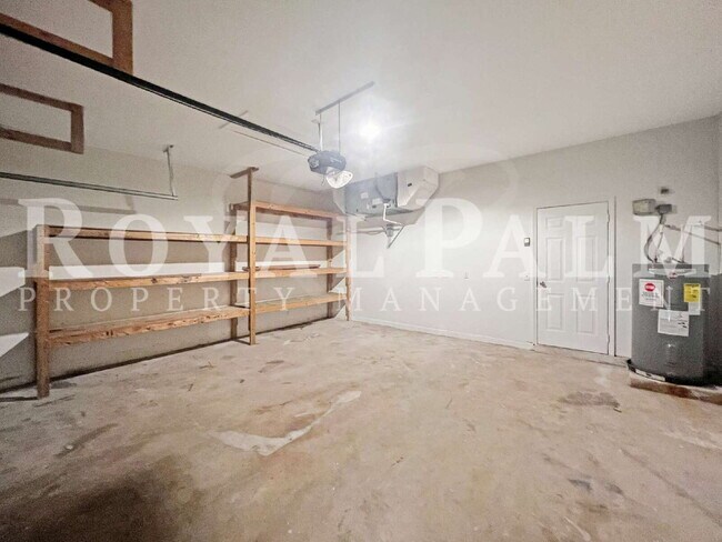 Building Photo - 906 Alfreda Ave