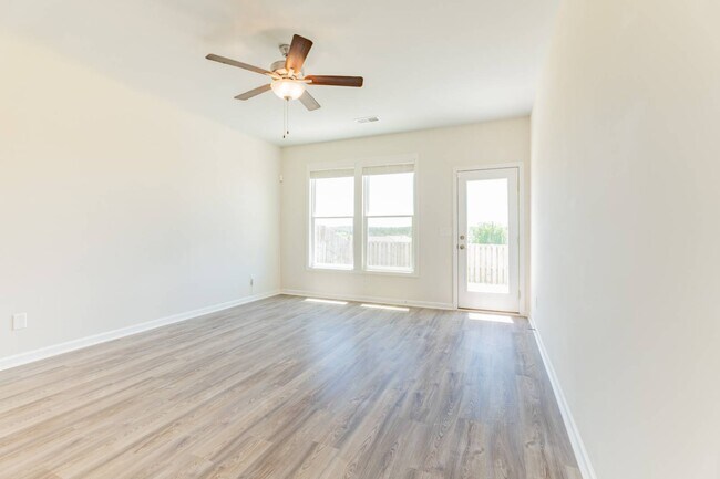 Building Photo - 812 Justify Lp