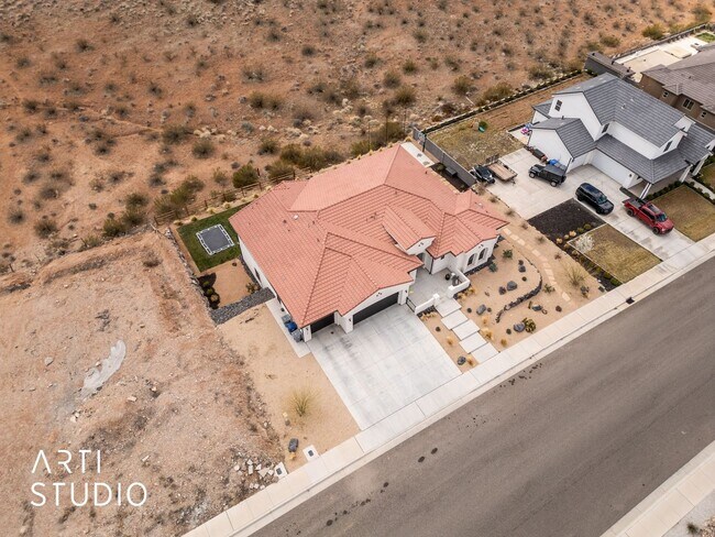 Building Photo - Beautiful 6 Bedroom 4.5 Bathroom Home in D...