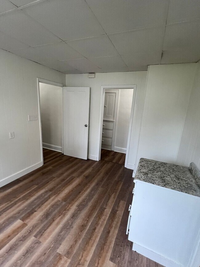 Building Photo - Charming 4-Bedroom Single-Family Home in C...