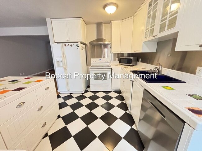 Building Photo - 708 Highland St