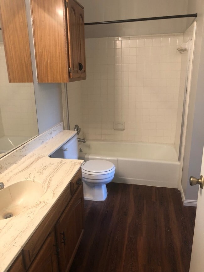 Building Photo - UT PRE-LEASE: 2 bed/2 bath West Campus Condo with cathedral ceilings, washer/dryer, 2 RSVD Pkg, B...