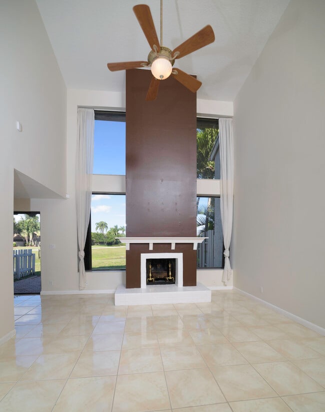 Building Photo - 6595 Parkview Dr