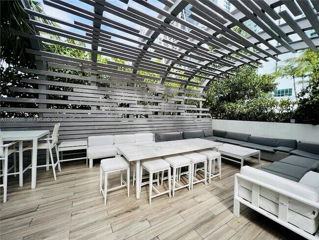 Building Photo - 851 NE 1st Ave