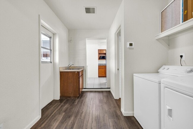 Building Photo - 6 Bedroom! 4 1/2 BATHS!  ASU! Diving Pool! Less than 1 mile to campus