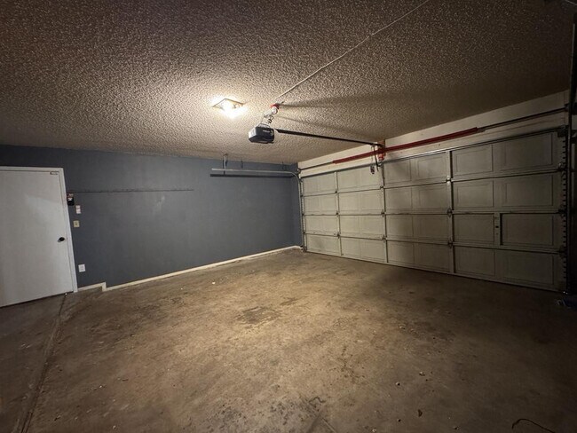 Building Photo - 1016 E Cottonwood Dr