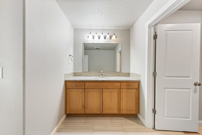 Building Photo - Spacious 4 bedroom home in Dayton