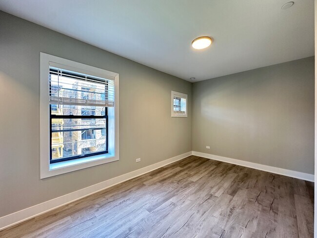 Building Photo - 1142 Oak Ave