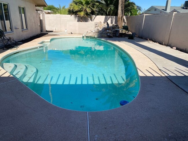 Building Photo - Pool & Built In BBQ