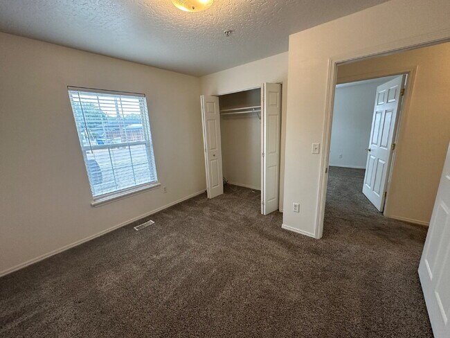 Building Photo - "Charming 2-Bed Retreat with Spacious 1000 sqft Layout in Nampa's Heart!"