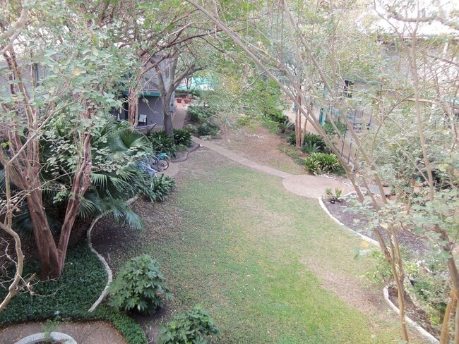 Building Photo - Courtyard Condo located between South 1st ...