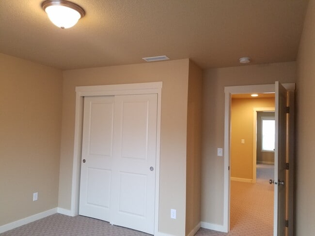 Building Photo - Beautiful Townhome in perfect location, only minutes from I-5