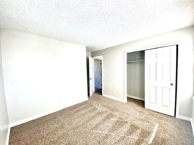 Building Photo - Lovely bi-level 3 bed/2 bath home with fen...