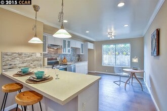 Building Photo - Gorgeous, Massive, 1BR/1BA, Fully Updated, 1000sqft+, A+++ Location, Parking Included