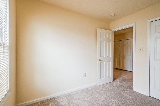 Building Photo - Spacious Townhome with 2 assigned parking ...
