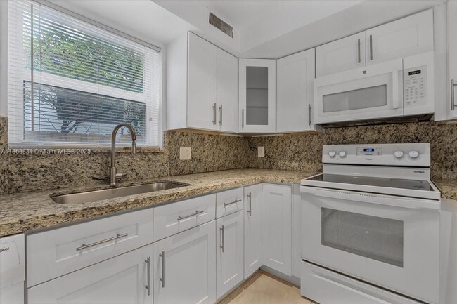 Building Photo - 613 NE 17th Terrace