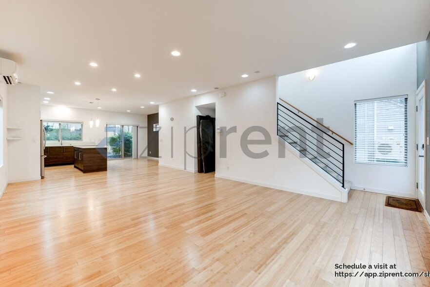 Building Photo - 321 21st Ave