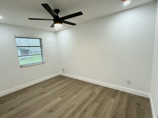 Building Photo - 153 SE Calmoso Dr
