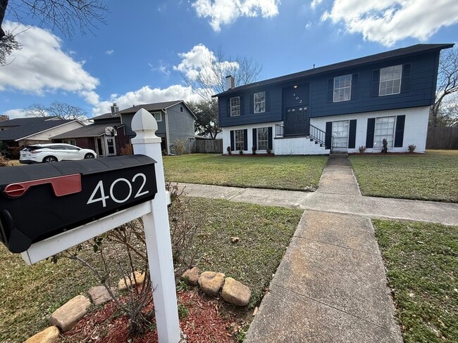 Building Photo - 402 Tresvant Dr