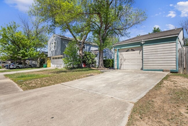 Building Photo - 9929 Village Briar