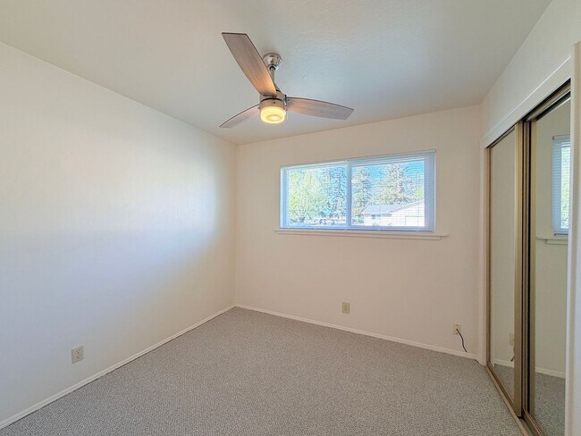 Building Photo - Newly Refreshed 3BD/2BA Home with Spacious Living Areas