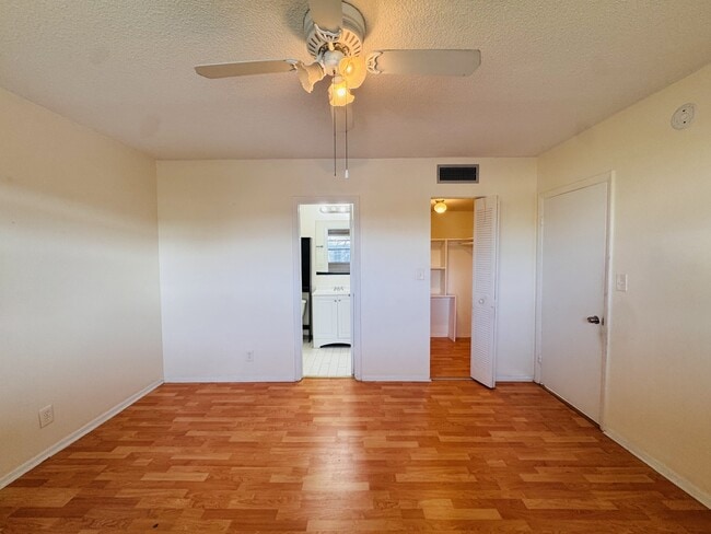 Building Photo - 8025 S Colony Cir