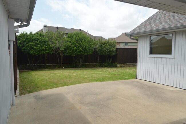 Building Photo - 2522 Belmeade Dr