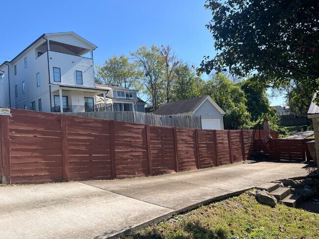 Building Photo - Charming 2 Bed, 1 Bath Nashville Rental - Prime Location on Lenore Street! FENCED BACK YARD!