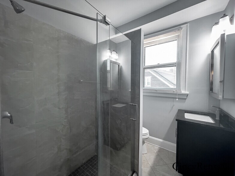 Building Photo - 2642 Madison Rd