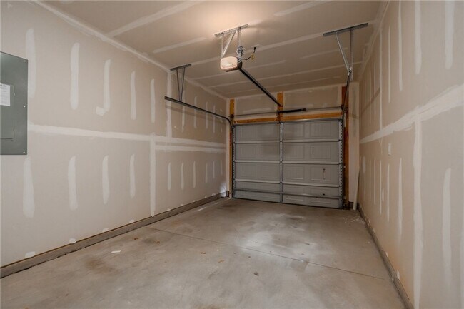 Building Photo - 14 Loebner Ln