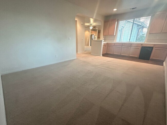 Building Photo - Reduced Price! Spacious 5 Bed, 3 Bath home...