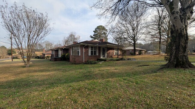 Building Photo - Cute 2BR House with Large Kitchen, Lots of Natural Light