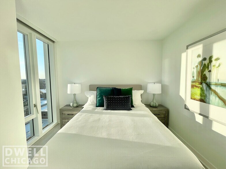 Building Photo - 2337 N Lincoln Ave