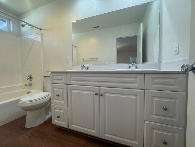 Building Photo - Eco-Friendly Home in Victorville