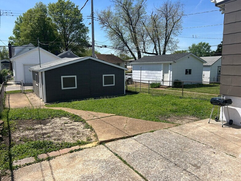 Building Photo - 6042 Fyler Ave