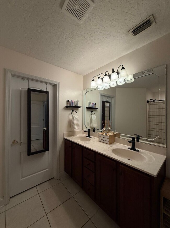 Building Photo - PRIME location Kenwood home with a great backyard!
