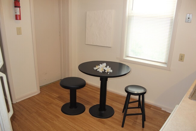 Building Photo - 700 Lindley St