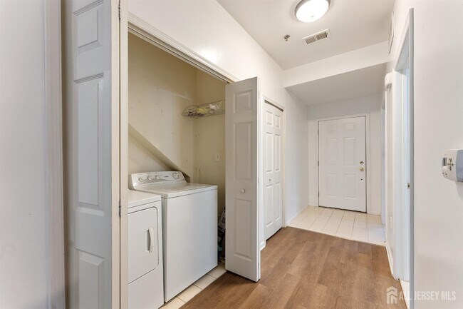 Building Photo - 128 Remsen Ave