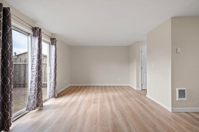 Building Photo - Fantastic 3-Bedroom, 1.5-Bath Duplex With landscaping Included!