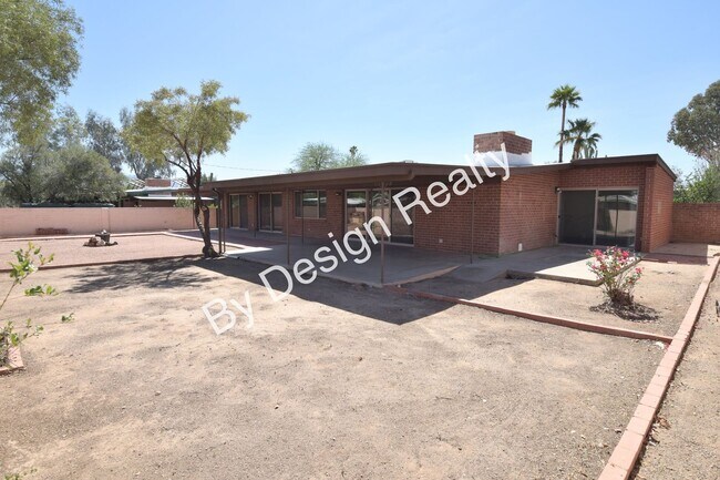 Building Photo - Spacious 3 Bed 2 Bath Eastside Home w/Huge Yard & Fireplace